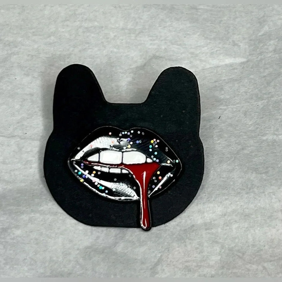 💥5 for $25 Sale💥 Goth Glam: Sparkling Black Lips Brooch - Unleash Your Dark Side - Picture 3 of 6